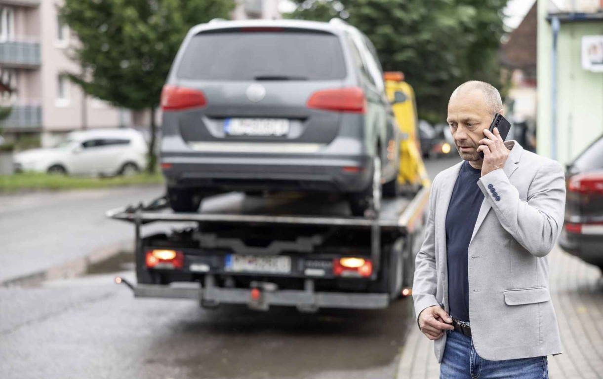 Trusted emergency towing service with professional driver on phone